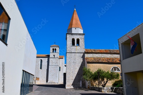Foto Church tower of the benedictine monastery at a street in the town of Krk in Croa