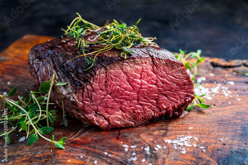 Foto Charbroiled grilled beef steak - under-blade steak chuck roast steak, denver cut