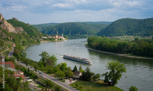 Konstfotografi River cruise ship sailing on the Danube river in the scenic Wachau Valley near t