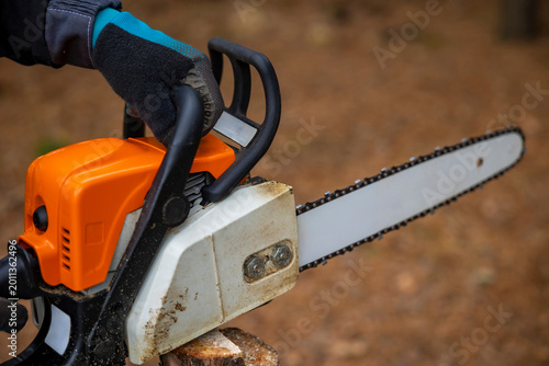 Foto Close up chainsaw cutting wood outdoors in forest, tree cutting detail