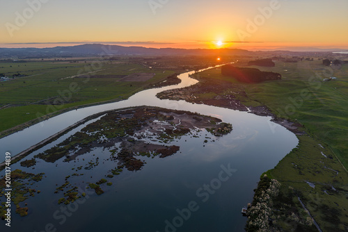 Obraz na plátně The sun sets over the islands and wetlands at the mouth of the Kaituna River in