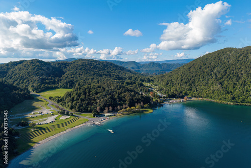 Tableau sur toile The shoreline of Lake Tikitapu, also known as the Blue Lake, near Rotorua, New Zealand