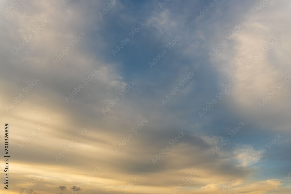 Fototapeta premium 5月の雲が多い夕暮れ時の空01