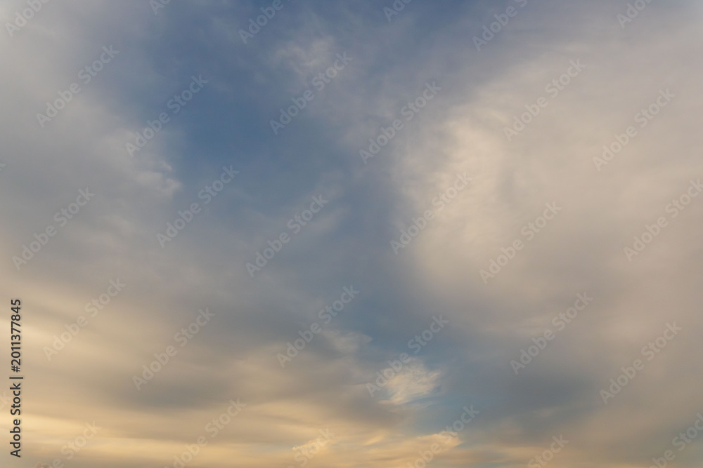 Fototapeta premium 5月の雲が多い夕暮れ時の空03