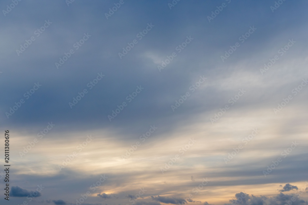 Obraz premium 5月の雲が多い夕暮れ時の空20