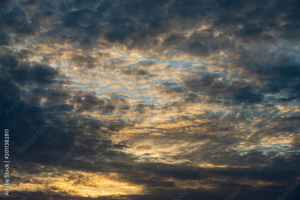 Obraz premium 5月の夕暮れに染まる空と雲14