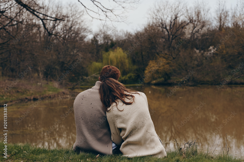 Ταπετσαρία Two people sit close by a calm lake, warm sweaters embrace them as breeze rustle
