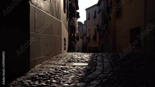 Detalle de una calle estrecha y empedrada de Toledo, Castilla la Mancha, España. Mayo de 2026.