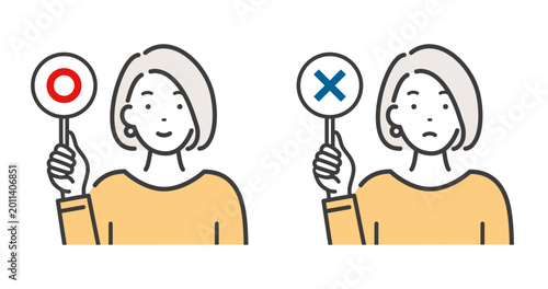 マルとバツの回答札を出す若い女性