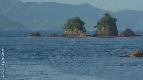 小さい島と岩礁