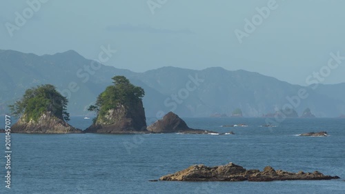 小さい島と岩礁