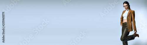 Foto Stylish young woman showcasing chic suede blazer in a modern studio setup