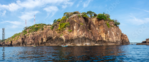Fotografie Koneswaram Temple and Sacred Rock Cliff Overlooking the Sea in Trincomalee Sri L