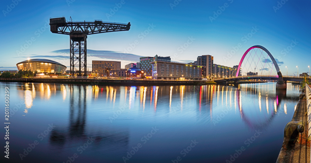 Naklejka premium Scotland - Glasgow panorama skyline with Clyde Arc over The River Clyde
