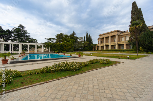 Foto luxurious administrative building with large blue rectangular pool as its centerpiece