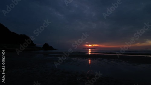 父母ヶ浜の夕暮れリフレクション ドローン空撮 香川・三豊市の絶景Drone aerial view of a stunning sunset reflection at Chichibugahama Beach in Mitoyo, Kagawa, Japan. The calm tidal flats create a mirror-like surface reflecting the col
