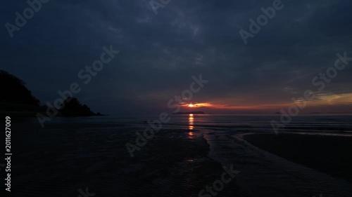 父母ヶ浜の夕暮れリフレクション ドローン空撮 香川・三豊市の絶景Drone aerial view of a stunning sunset reflection at Chichibugahama Beach in Mitoyo, Kagawa, Japan. The calm tidal flats create a mirror-like surface reflecting the col