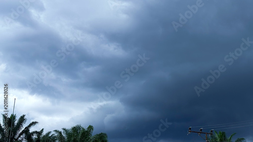 Fotografía Dark Ominous Storm Clouds Over Tropical Palm Trees