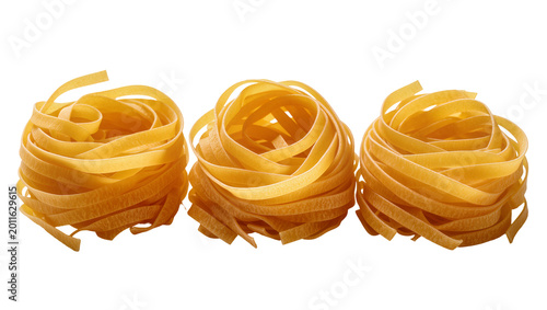 Foto Three nests of uncooked fettuccine pasta, isolated on transparent background