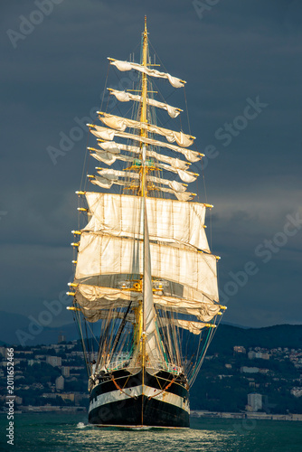 Sailing ship	
