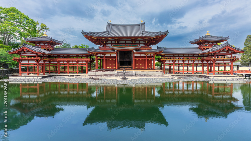 Fototapeta premium Byodo-in Hoodo temple and gardens in Uji, Kyoyo, Japan