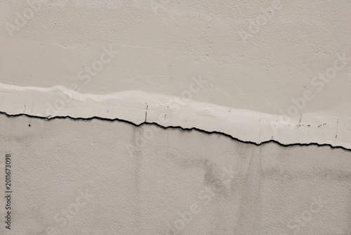 Foto Horizontal cracks have appeared at wall of the building