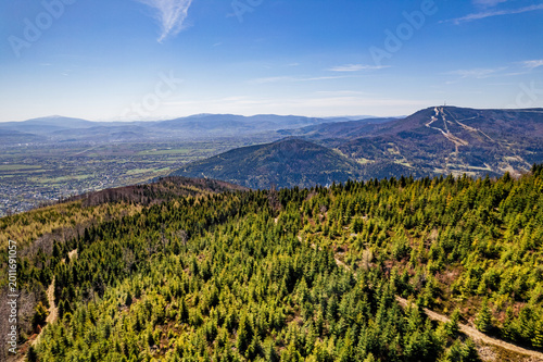 Góry w Polsce. Beskid Śląski widok na Beskid Żywiecki. W oddali Babia Góra, Pilsko i Tatry