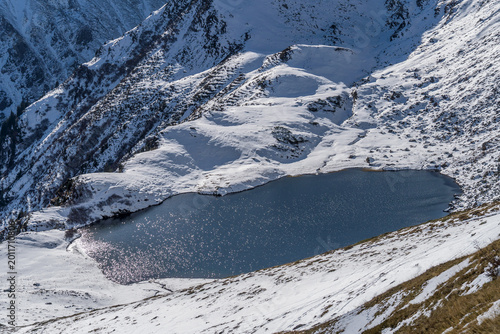 Bergsee im Herbst nach erstem Schneefall