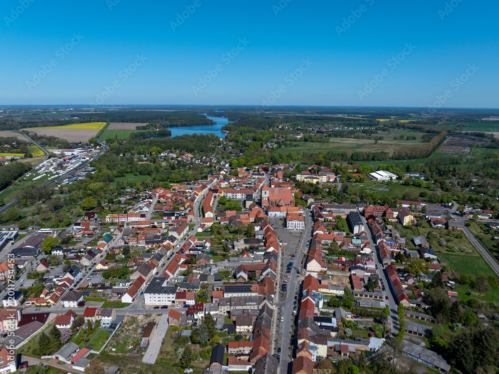 Obraz premium Luftaufnahme von Wusterhausen an der Dosse in Brandenburg mit Seenschaft und Altstadt