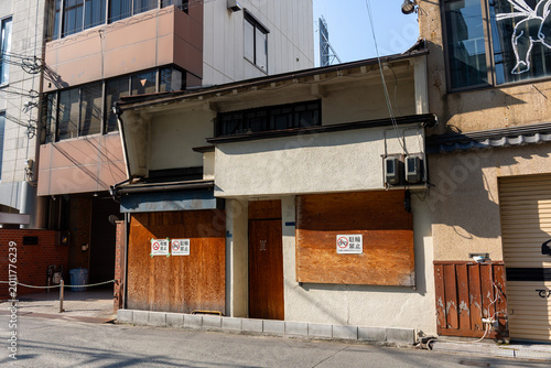 Canvastavla オフィス街の閉められた店舗