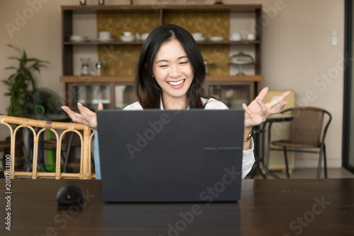 Young Asian business woman creating successful project.Successful businesswoman is satisfied with the results of the achievement.The employee received a good completed online sale.