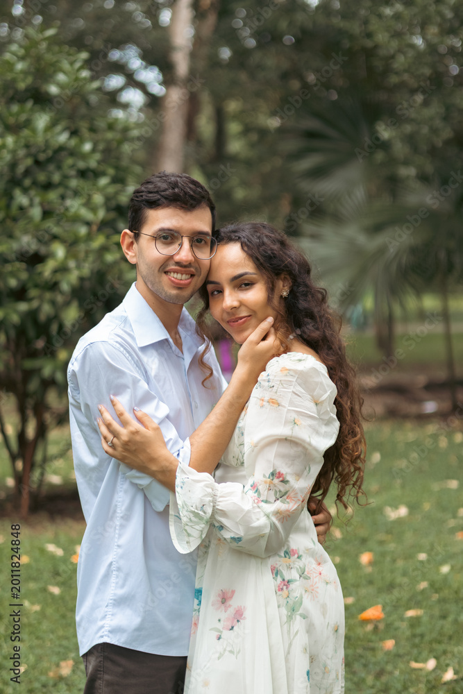 Naklejka premium Romantic portrait of smiling young couple