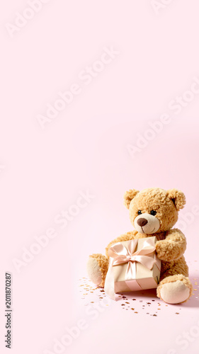 Teddybär vor rosa Hintergrund 