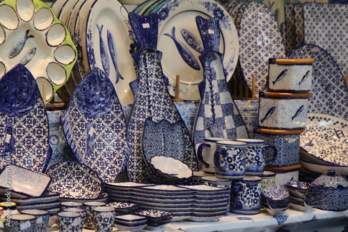 Authentique Céramique bleue portugaise sur le marché, boutique