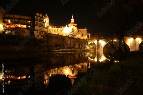 Ville de Amarante de nuit au Portugal