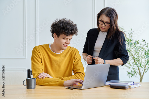 фотографія Confident female mentor teacher advising teaching male university student