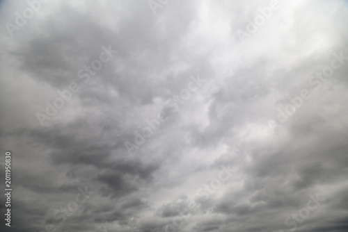 Foto Massive cloudy sky with thunderous buildup, deep textured cumulonimbus forms, in