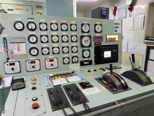 Obraz na płótnie ship engine control panel