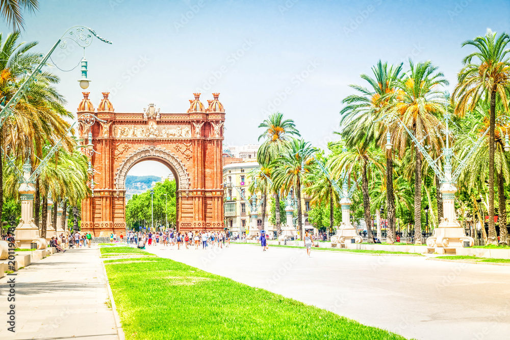 Fototapeta premium Passeig de Luis Companys and Arc de Triomf, Barcelona Spain