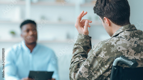 Quadro su tela A veteran in a wheelchair talks with a healthcare professional in an office setting