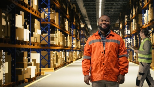 Foto Male worker organizing packages in fulfillment center storage room
