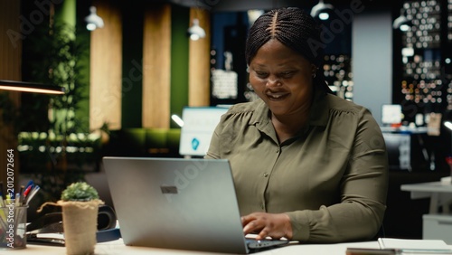 Fotografía Black businesswoman making a brilliant discovery with originality, finding an ingenious clever method to help with business development