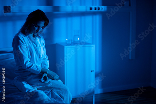 Tableau sur toile Woman with medication