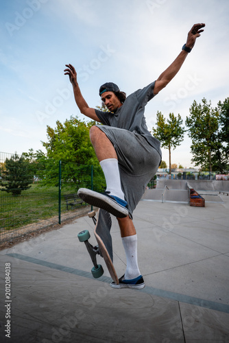 Foto Skateboarder balancing on board performing trick in skatepark