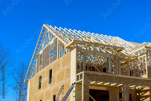 Фотография Wooden beams frame building under joists roofing with during construction work