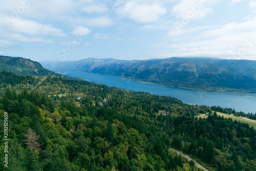 Tableau sur toile View eastward along the Columbia River snaking through a dense pine woodland on a clear sunny day as seen from the high vantage of the Cape Horn observation point