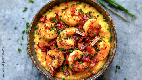 Canvastavla Creamy shrimp and grits topped with crispy bacon bits and fresh chives