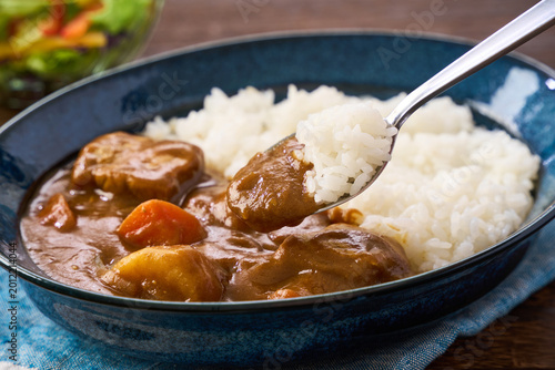 豚肉とじゃがいもの家庭的なカレーライス