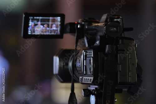 Tableau sur toile Black professional video camera mounted on tripod