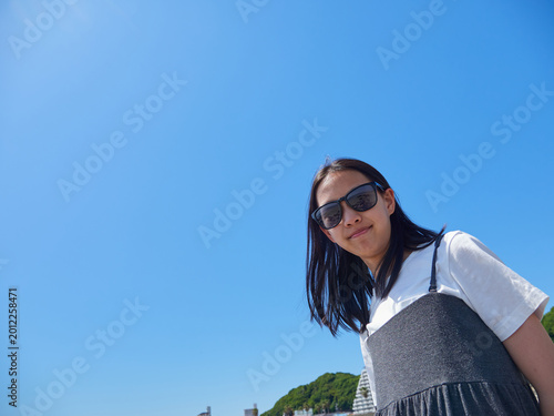 Photos 夏の綺麗な青空と成長する女子中学生の姿